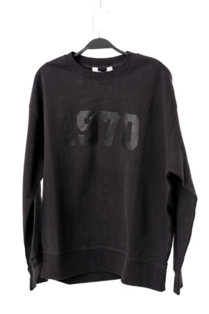 سويتر لون اسود من جاك اند جونس