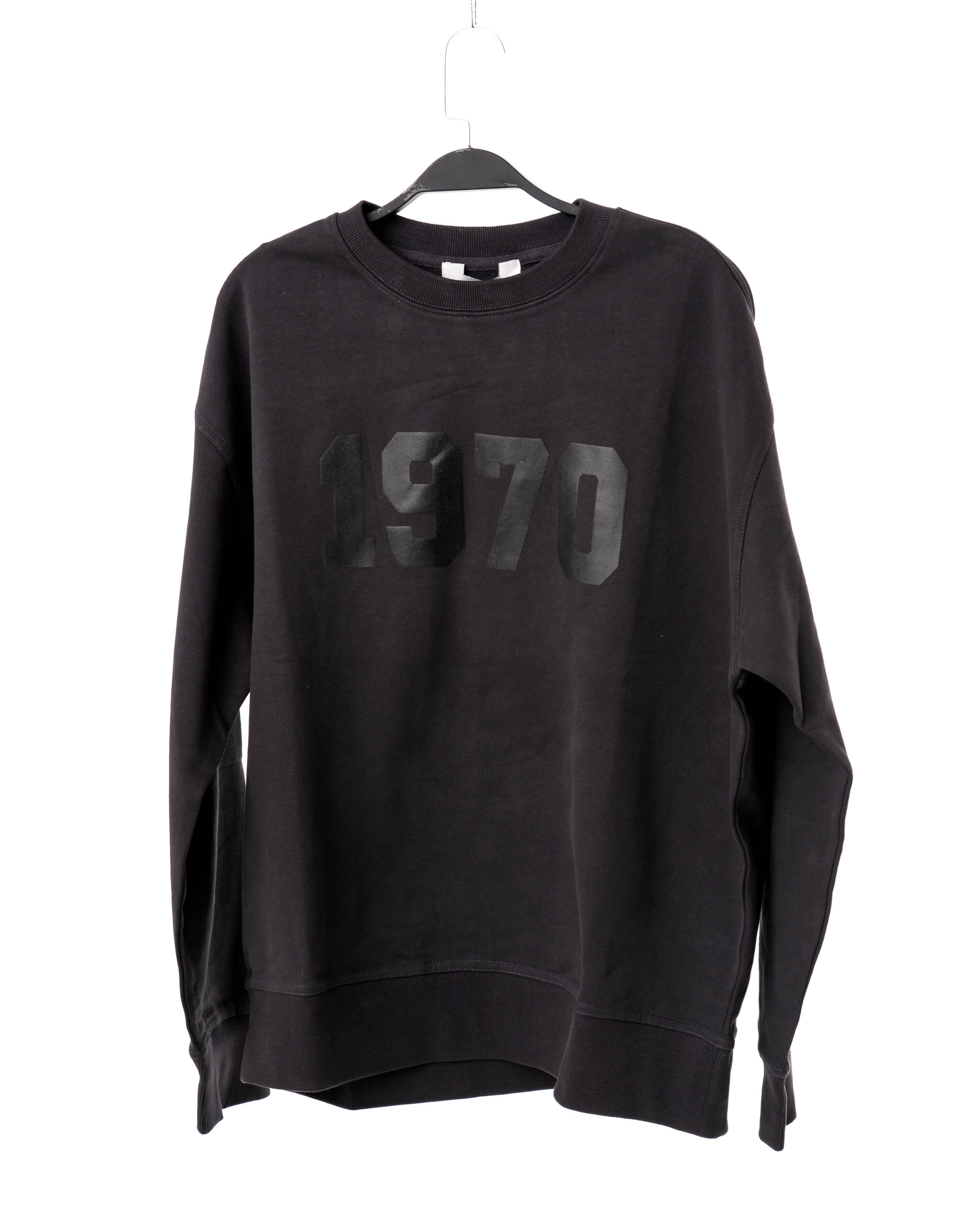 سويتر لون اسود من جاك اند جونس